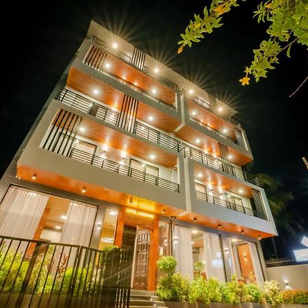 Limeshine - Airport Transit Hotels & Residences Катунаяка Экстерьер фото